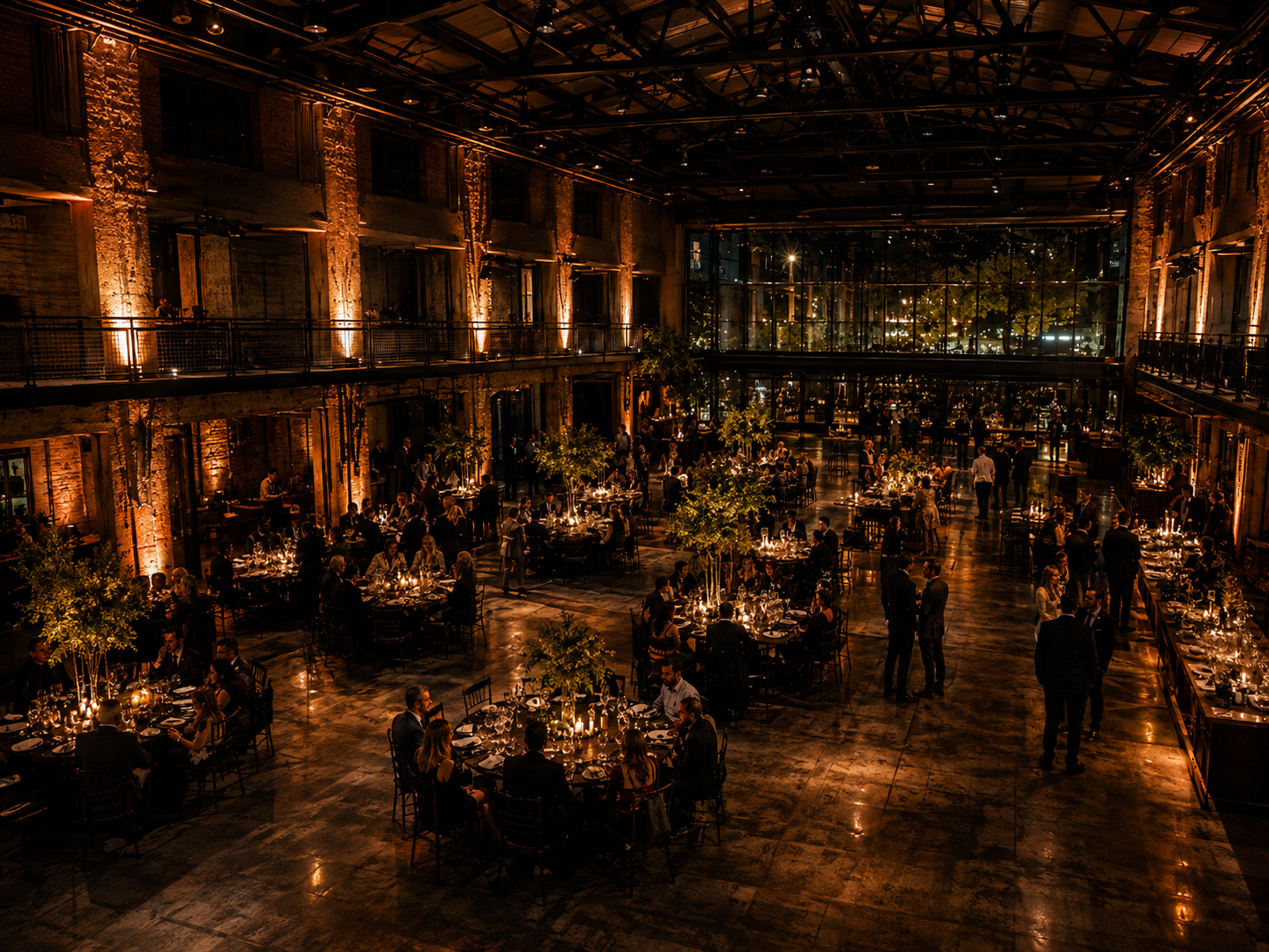 Abendveranstaltung mit Gästen in einer warm beleuchteten Eventlocation